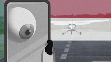 Im Hintergrund ist eine Cessna abgebildet, im Vordergrund eine Smartphone mit einem Augapfel, der einen Menschen beobachtet. Durch die Graphiken scheint die sudanesische Flagge hindurch
