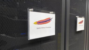 Schild mit Logo der Apache Software Foundation