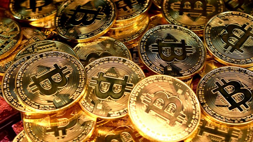 Goldene Bitcoin-Geldmünzen.