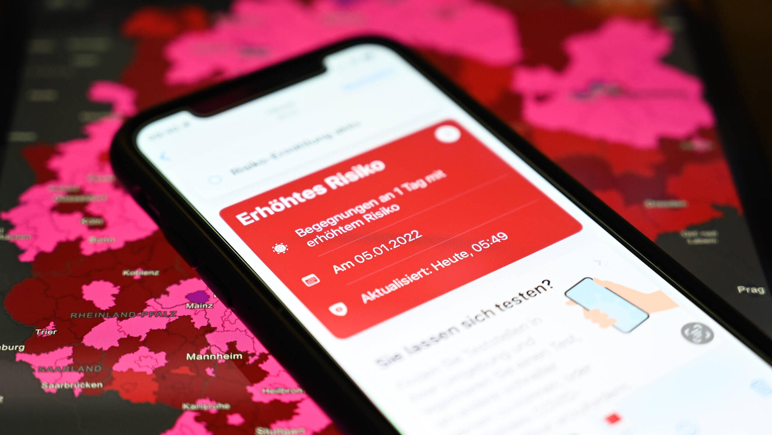 Handy mit geöffneter CWA und Anzeige "erhöhtes Risiko"