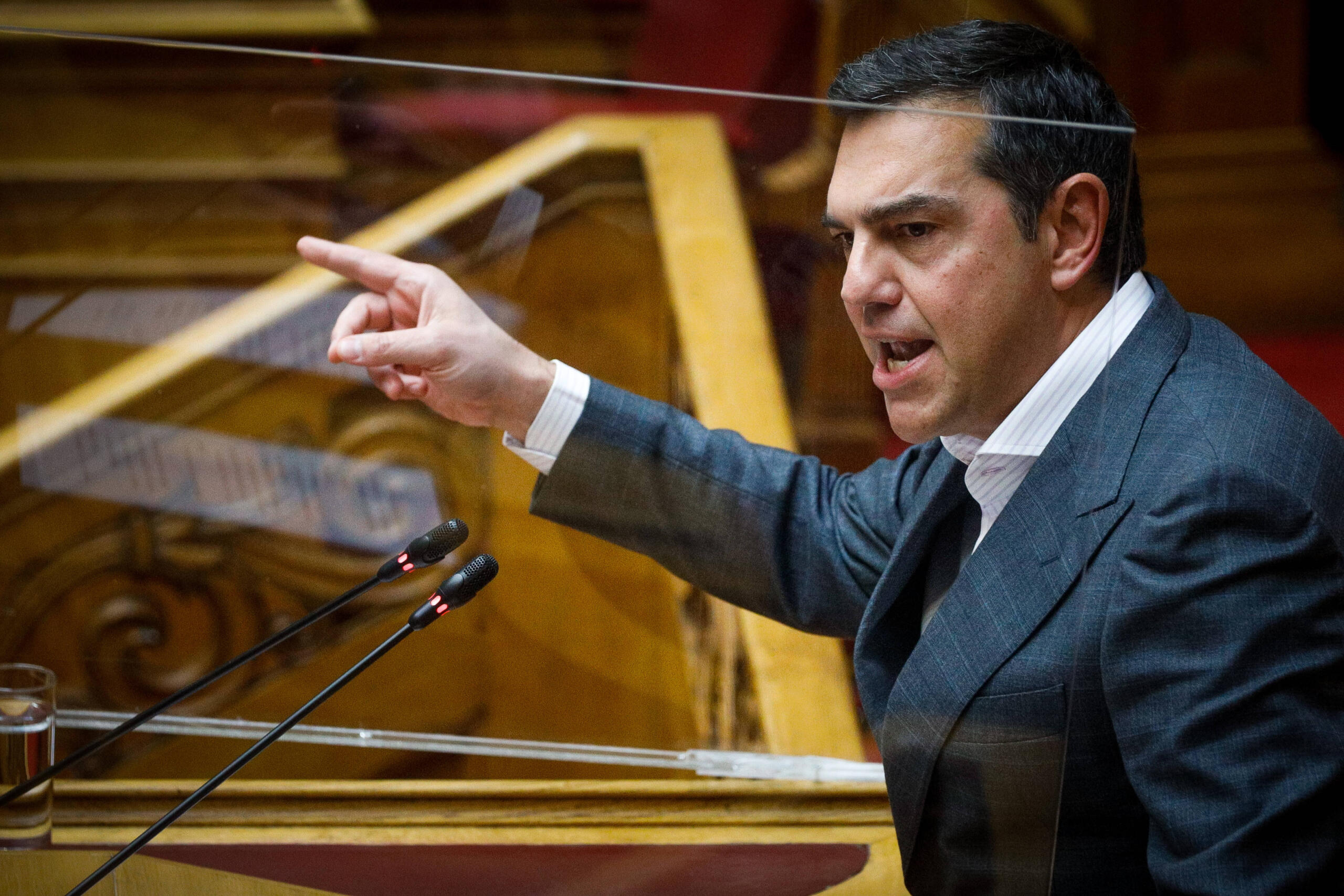 Oppositionsführer Alexis Tsipras spricht im Parlament zum Überwachungsskandal.