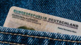 Personalausweis in einer Jeans-Hosentasche