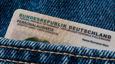 Personalausweis in einer Jeans-Hosentasche