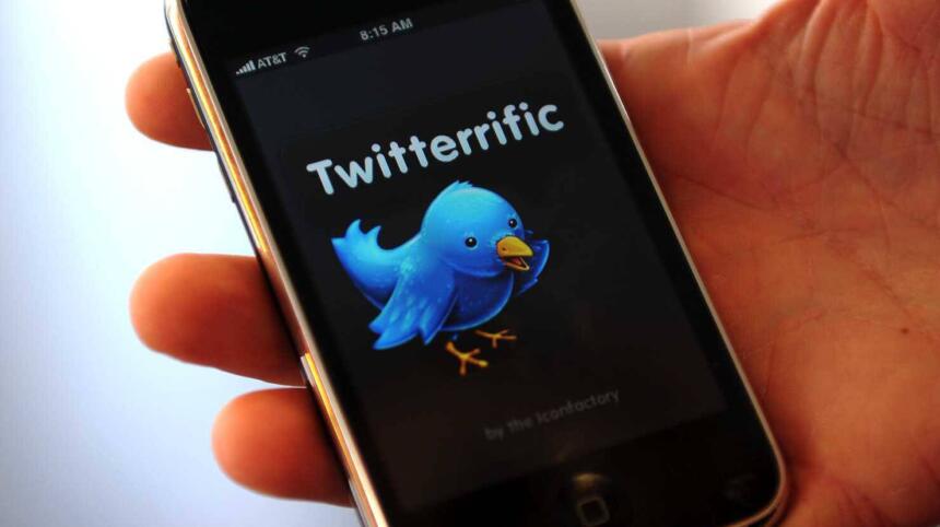 Hand hält ein altes iPhone mit Twitter-Logo und Aufschrift Twitterrific