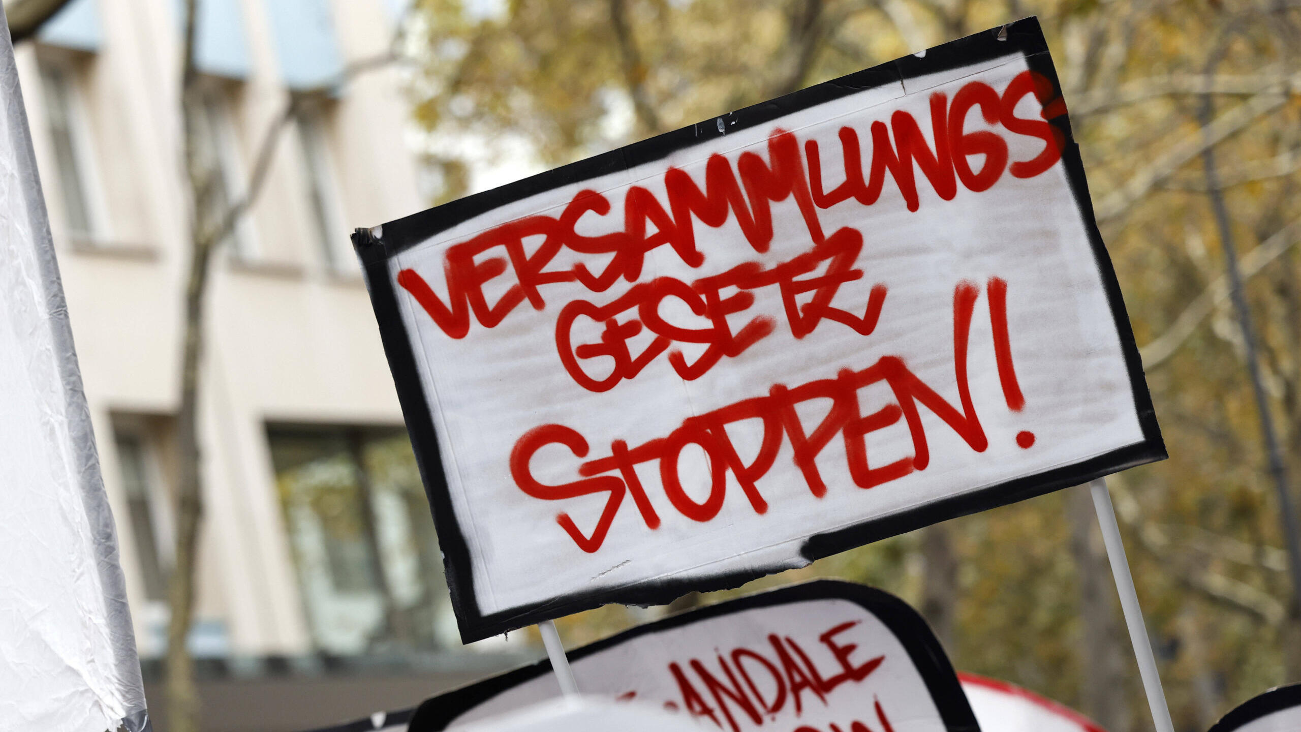 Demo-Schild mit der Aufschrift: "Versammlungsgesetz stoppen!"