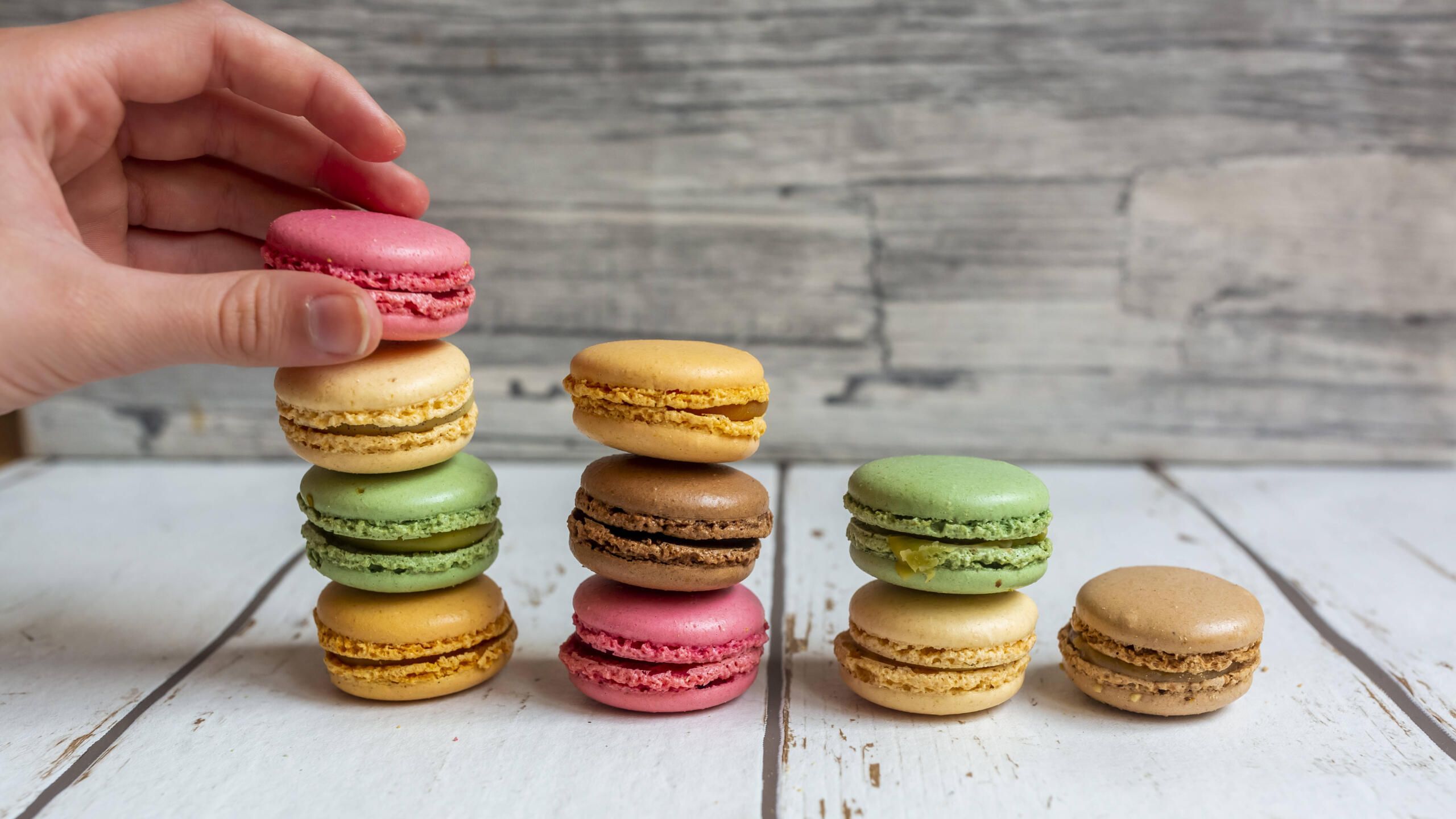 Bunte Macaron-Kekse gestapelt