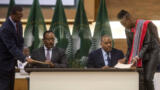 Am 2. November 2022 unterzeichneten Redwan Hussien Rameto (2. v. l.), Vertreter der äthiopischen Regierung, und Getachew Reda (2. v. r.), Vertreter der Tigray People's Liberation Front (TPLF), in Südafrika ein Friedensabkommen.