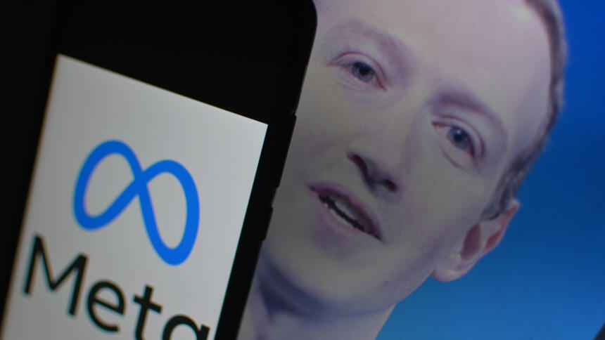 Das Bild zeigt Meta-Chef Mark Zuckerberg mit einer leicht ungesunden Gesichtsfarbe, daneben prangt das Meta-Logo.
