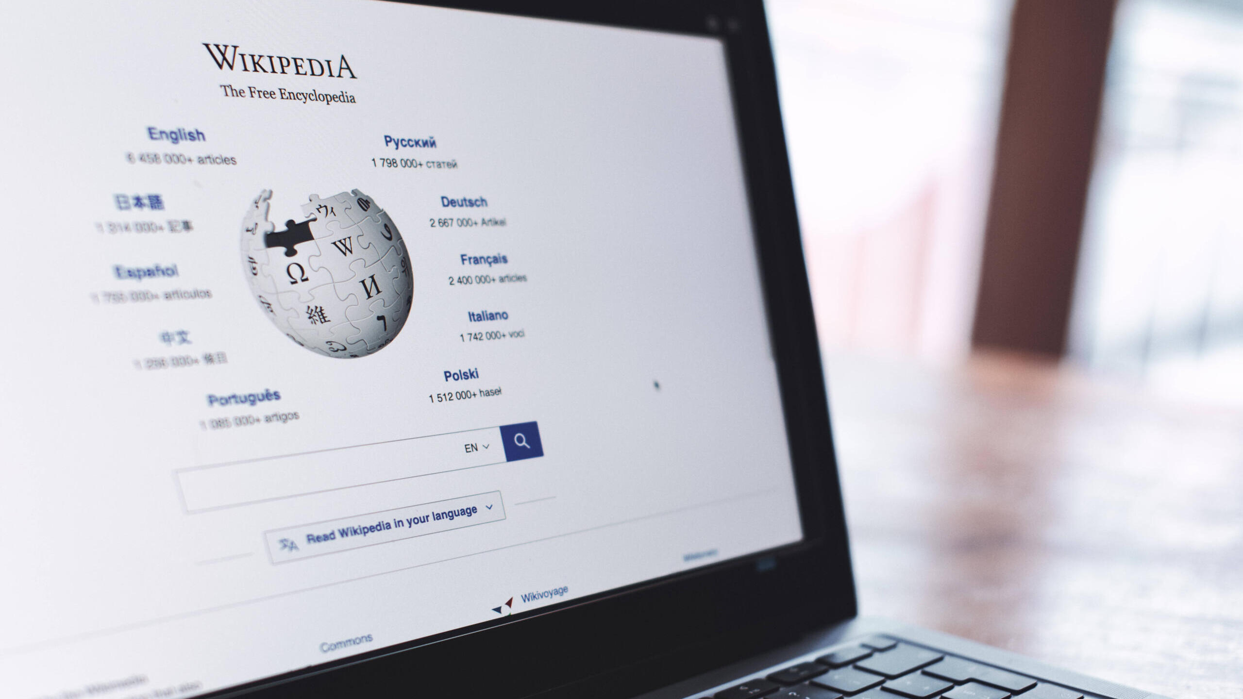 Im Bild ein Laptop mit aufgerufener Wikipedia-Seite.