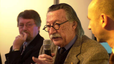 Joseph Weizenbaum im März 2002 auf einer Podiumsdiskussion zum Thema "Künstliche Intelligenz" auf der CeBIT