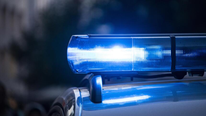 Leuchtendes Blaulicht auf einem Polizeiauto