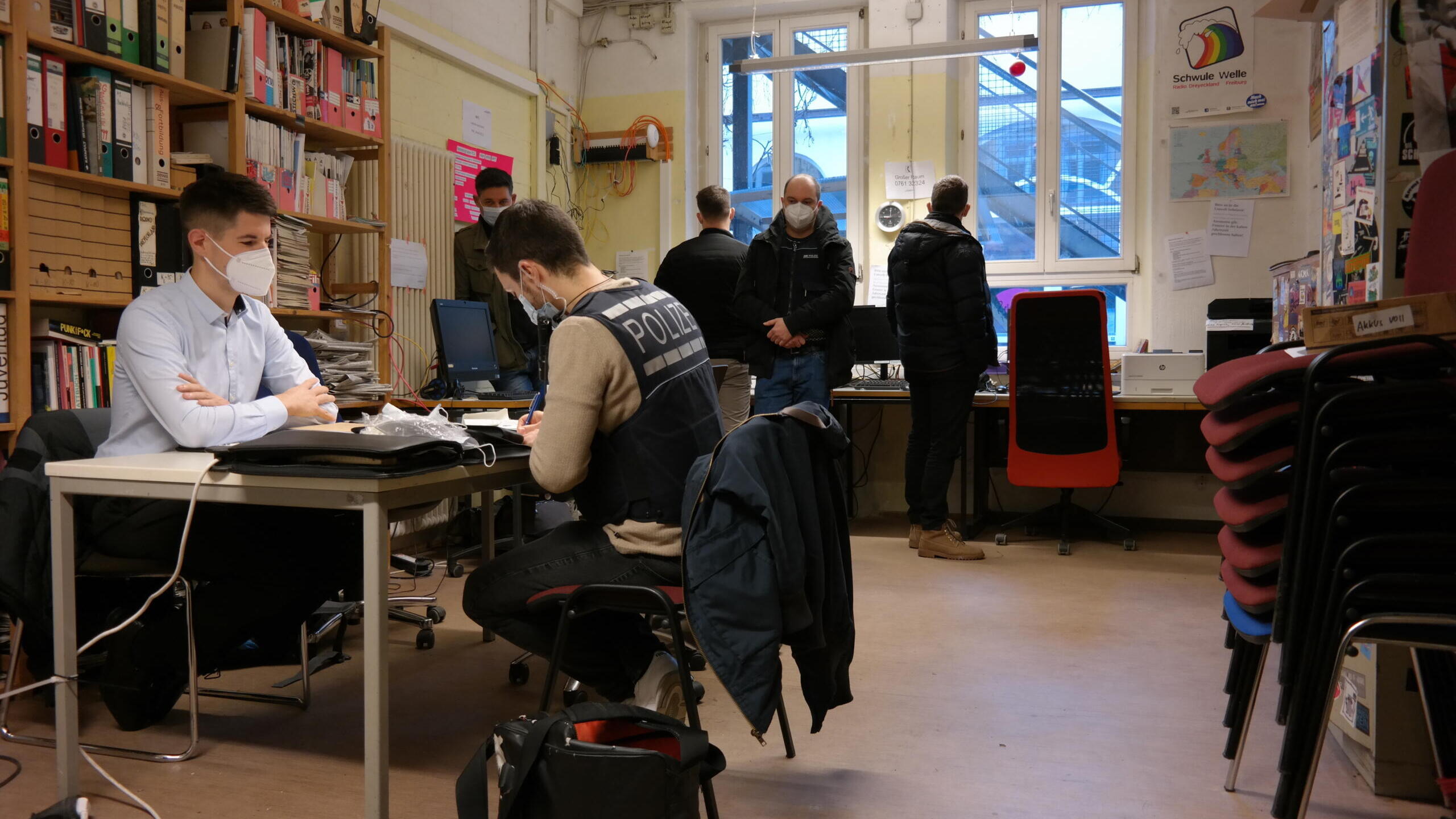 Polizist in den Räumen des Senders.
