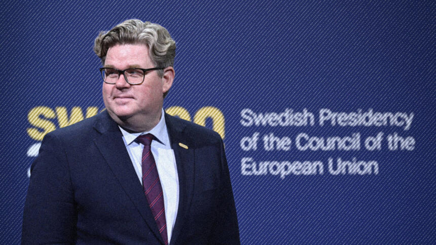 der schwedische Justizminister Gunnar Strömmer vor einer Fotowand, die das Logo von Schwedens EU-Ratspräsidentschaft zeigt