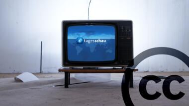 Fernseher mit Tagesschau-Logo und CC-Logo in der Ecke