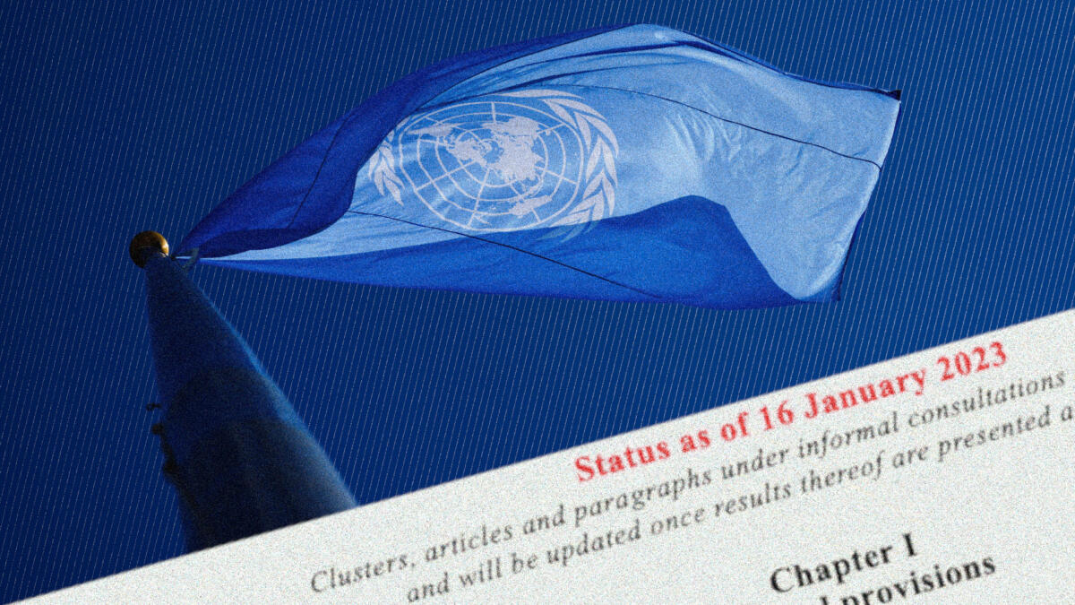 Eine UN-Flagge vor blauem Himmel; ein Screenshot zeigt einen Ausschnitt des geplanten Bestimmungen