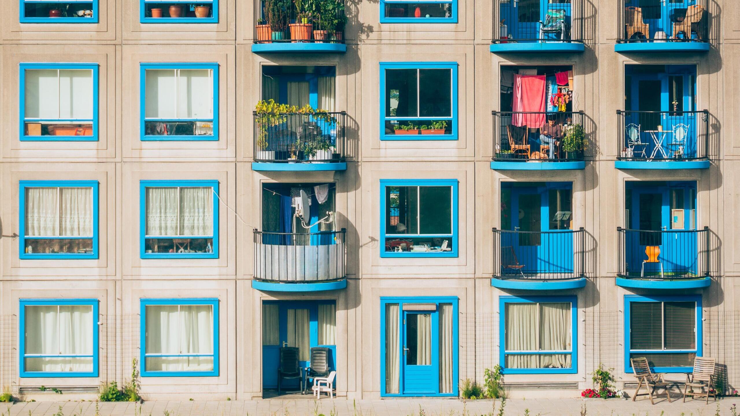 Hausfront mit mehreren Wohnungen