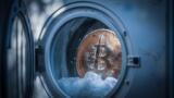 in der Trommel einer Waschmaschine ist ein Bitcoin und Seifenschaum, die Tür der Waschmaschine ist geöffnet