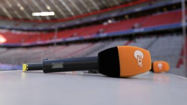 Ein ZDF-Mikrofon liegt in einem Fußballstadion
