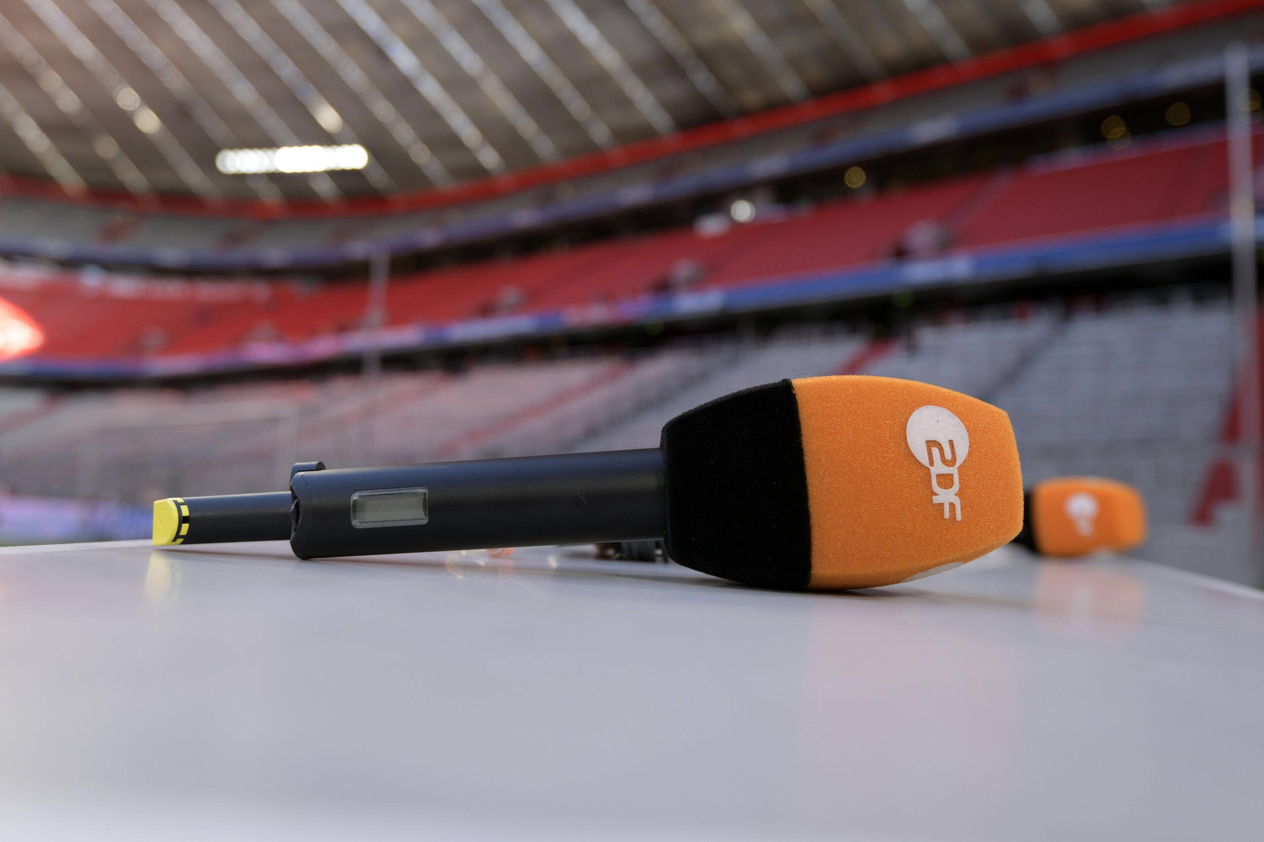 Ein ZDF-Mikrofon liegt in einem Fußballstadion