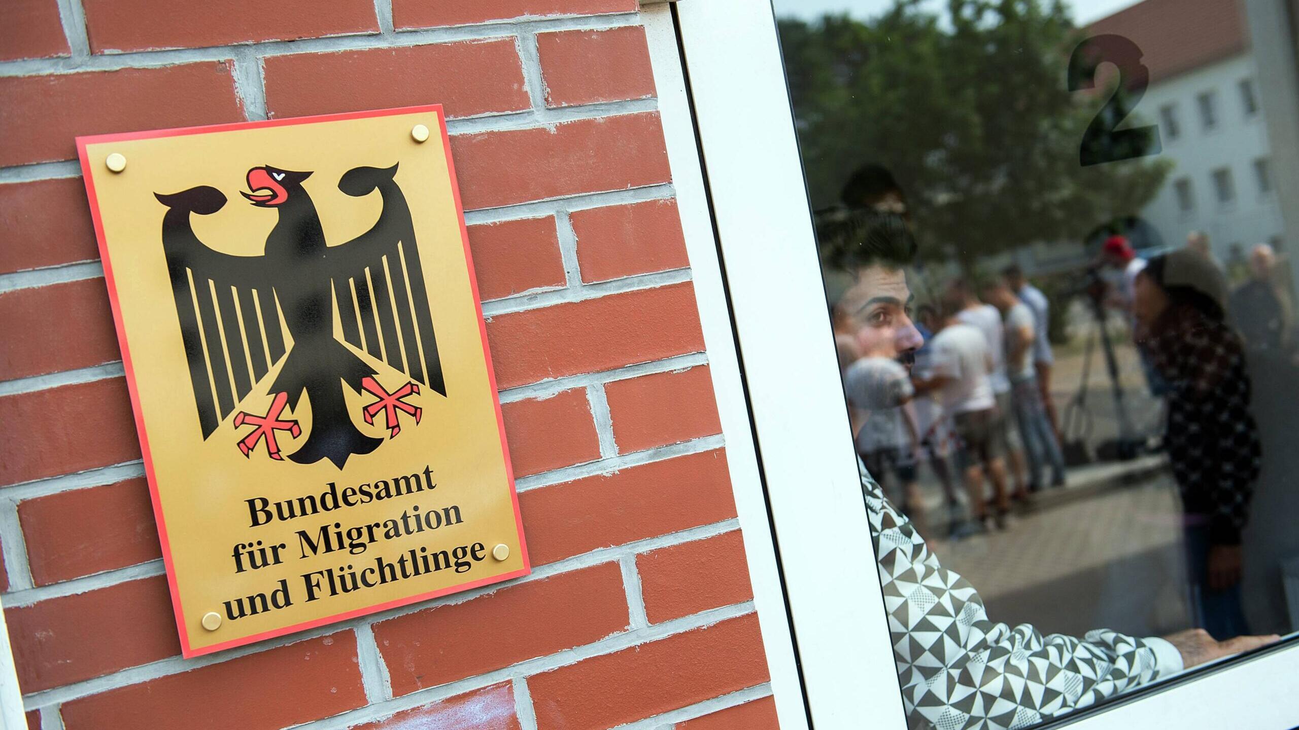 Ein Schild mit der Aufschrift "Bundesamt für Migration und Flüchtlinge"