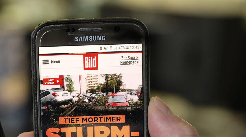 Smartphone, auf dem bild.de aufgerufen ist