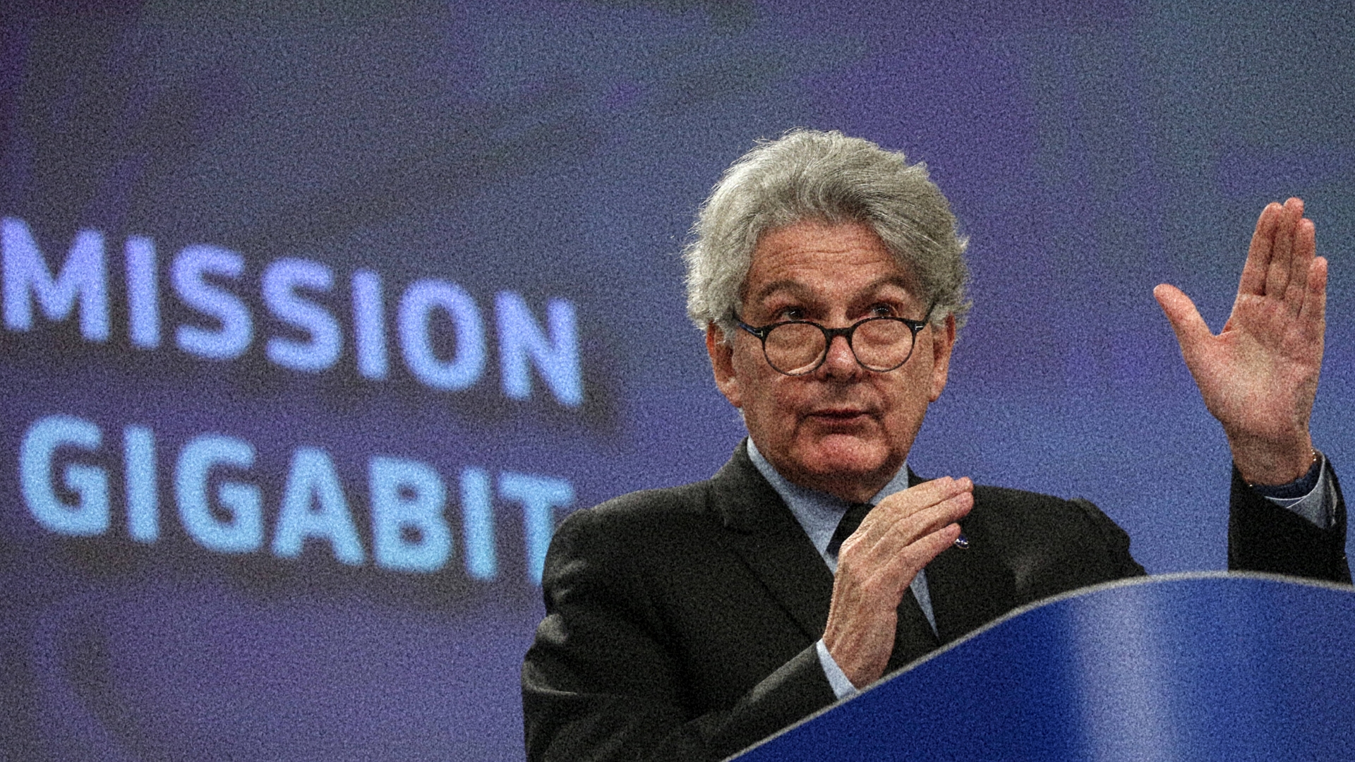 Thierry Breton stellt Maßnahmenpaket in Brüssel vor.