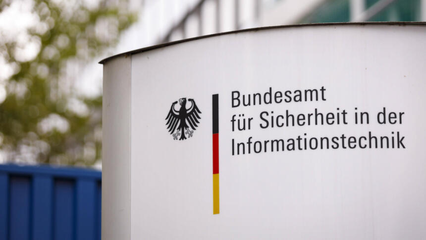 Schild mit der Aufschrift "Bundesamt für Sicherheit in der Informationstechnik"