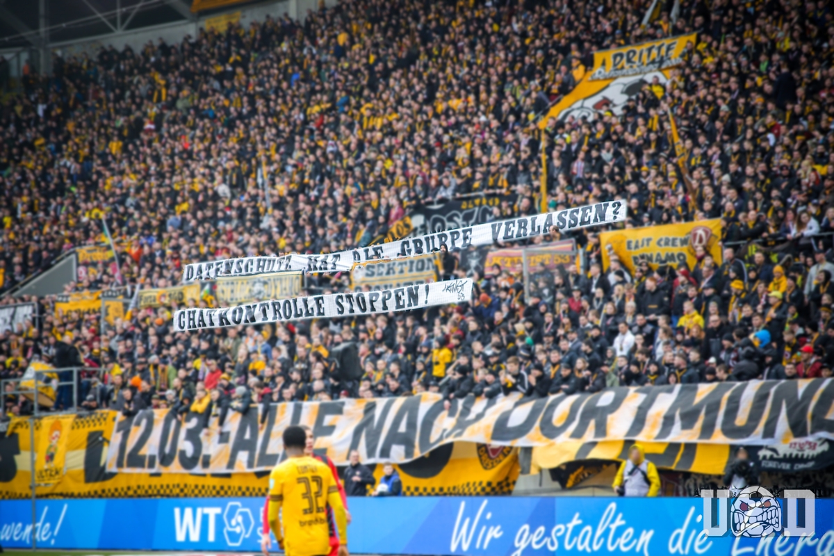 Fußballfans in Dresden zeigen ein Spruchband mit "Datenschutz hat die Gruppe verlassen? Chatkontrolle stoppen!"