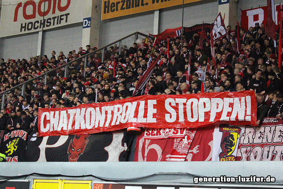 Fußballfans in Kaiserslautern zeigen ein Spruchband mit "Chatkontrolle stoppen"