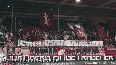Fußballfans in Nürnberg zeigen ein Spruchband mit "Chatkontrolle stoppen"