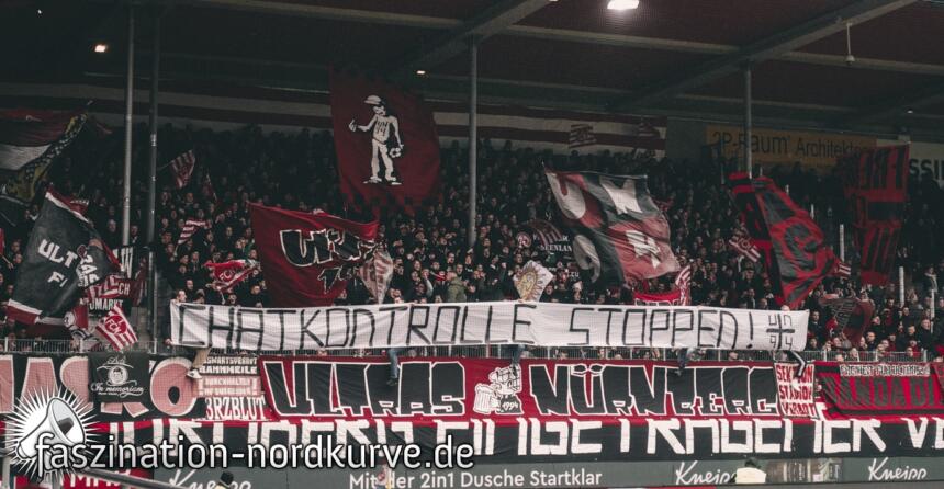 Fußballfans in Nürnberg zeigen ein Spruchband mit "Chatkontrolle stoppen"