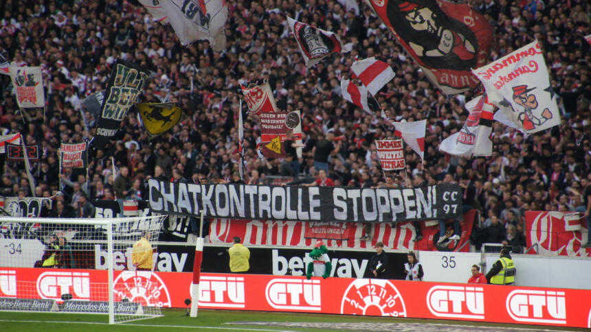 Die Stuttgarter Fußballfans zeigen ein Spruchband gegen die Chatkontrolle.