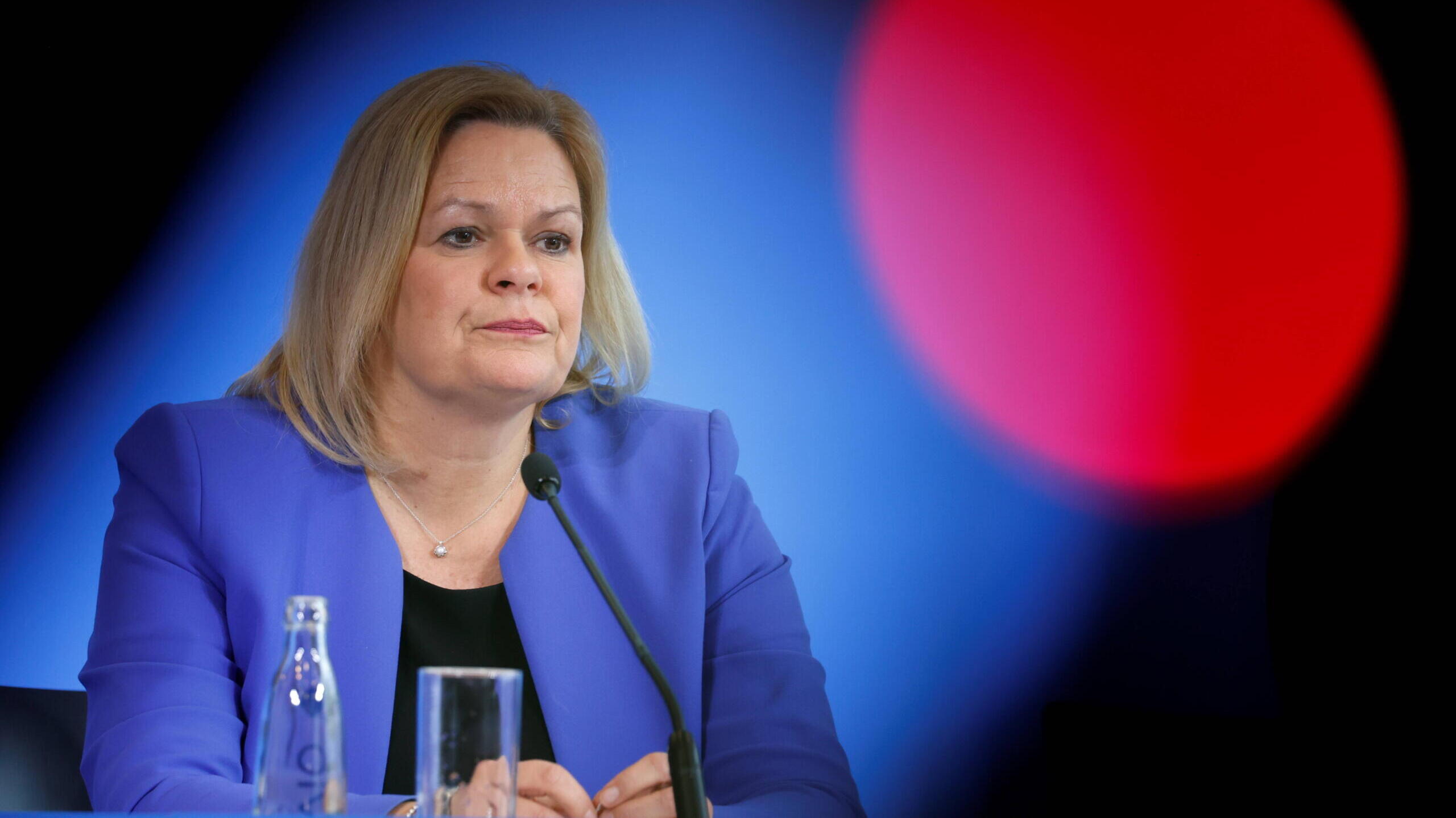 Nancy Faeser und ein rotes Licht