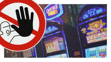 Ein Zutritt-verboten-Schild vor Glücksspiel-Automaten.