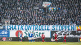 Fußballfans haben ein Banner mit der Aufschrift "Chatkonhtrolle stoppen" im Stadion aufgehängt.