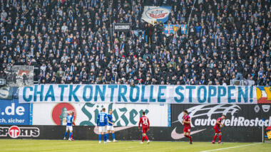 Fußballfans haben ein Banner mit der Aufschrift "Chatkonhtrolle stoppen" im Stadion aufgehängt.