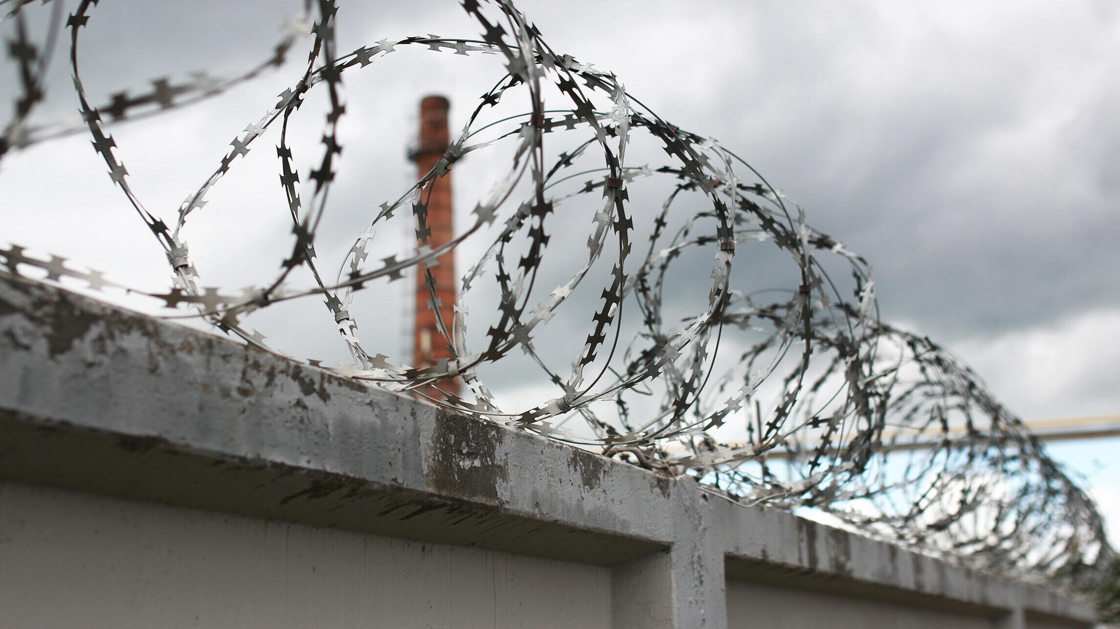 Mauer mit Stacheldraht.