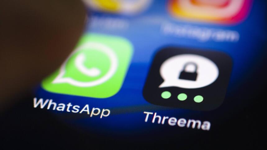 Handyscreen mit WhatsApp und Threema-Logo