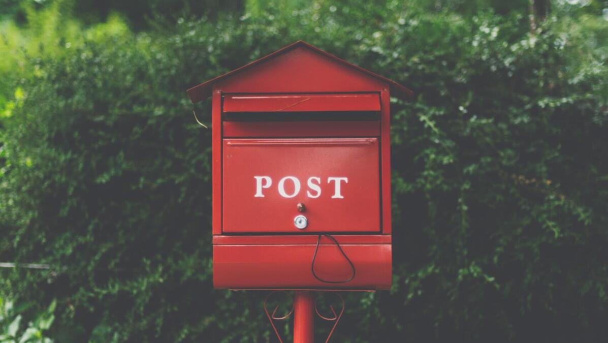 Rot-weißer Briefkasten