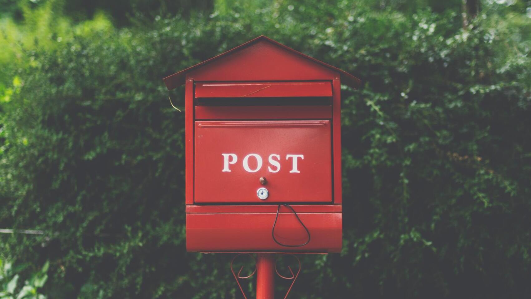 Rot-weißer Briefkasten