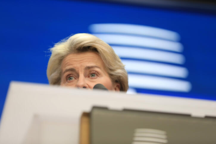 Zu sehen ist Ursula von der Leyens Kopf, zur Hälfte von einem Podium verdeckt.