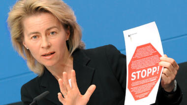 Ursula von der Leyen zeigt ein Stopp-Schild