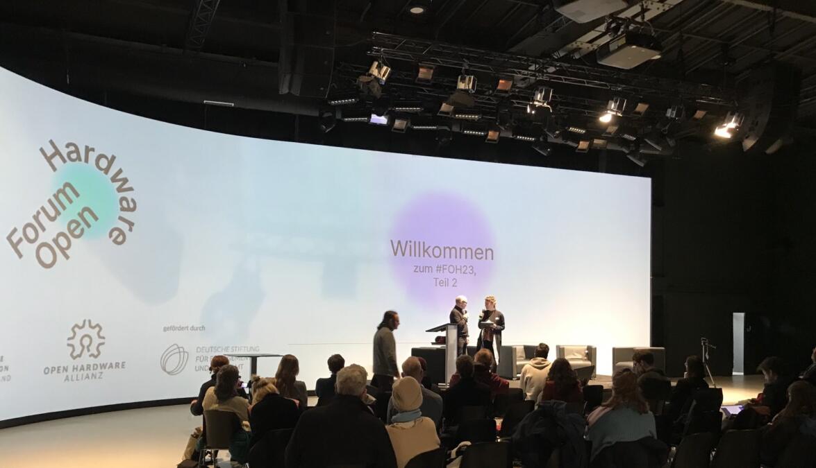Eröffnung des Forum Open Hardware, zwei Personen halten eine Präsentation vor Publikum