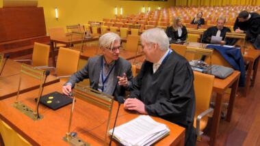 Rechtsanwalt Wilhelm Achelpöhler (rechts) und sein Mandant, der Kläger Detlev Sieber im Verhandlungssaal