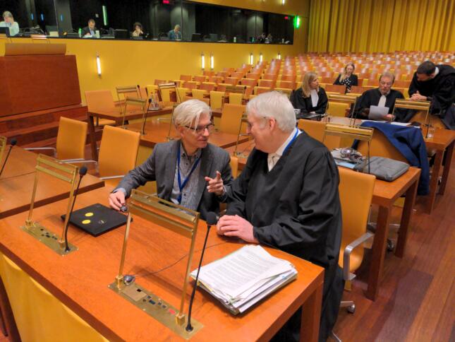 Rechtsanwalt Wilhelm Achelpöhler (rechts) und sein Mandant, der Kläger Detlev Sieber im Verhandlungssaal