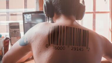 Rücken mit einem Strichcode als Tattoo.