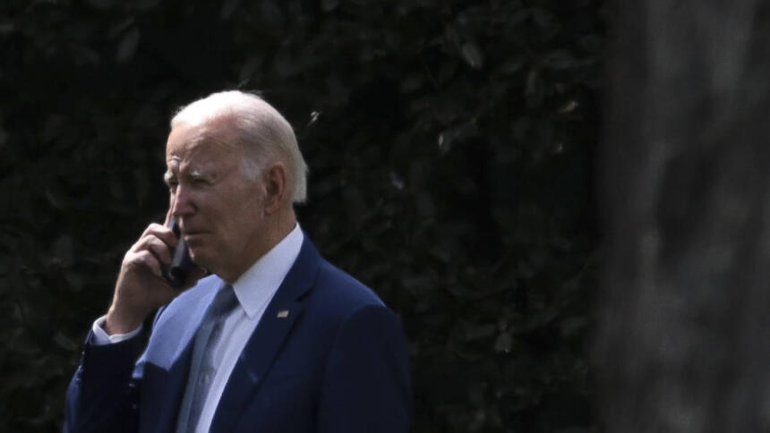 US-Präsident Biden telefoniert mit einem Smartphone