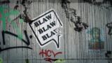 Vollgeschmierte Wand mit Aufschrift "Blaw Blaw Blaw"