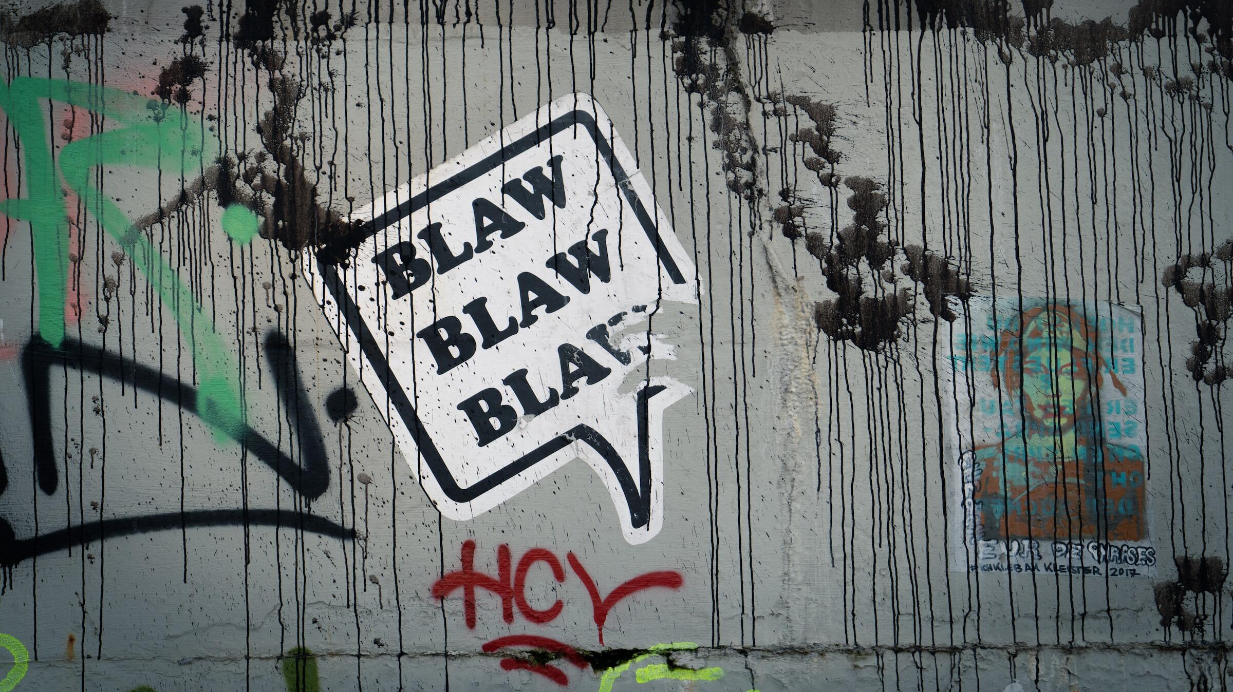 Vollgeschmierte Wand mit Aufschrift "Blaw Blaw Blaw"