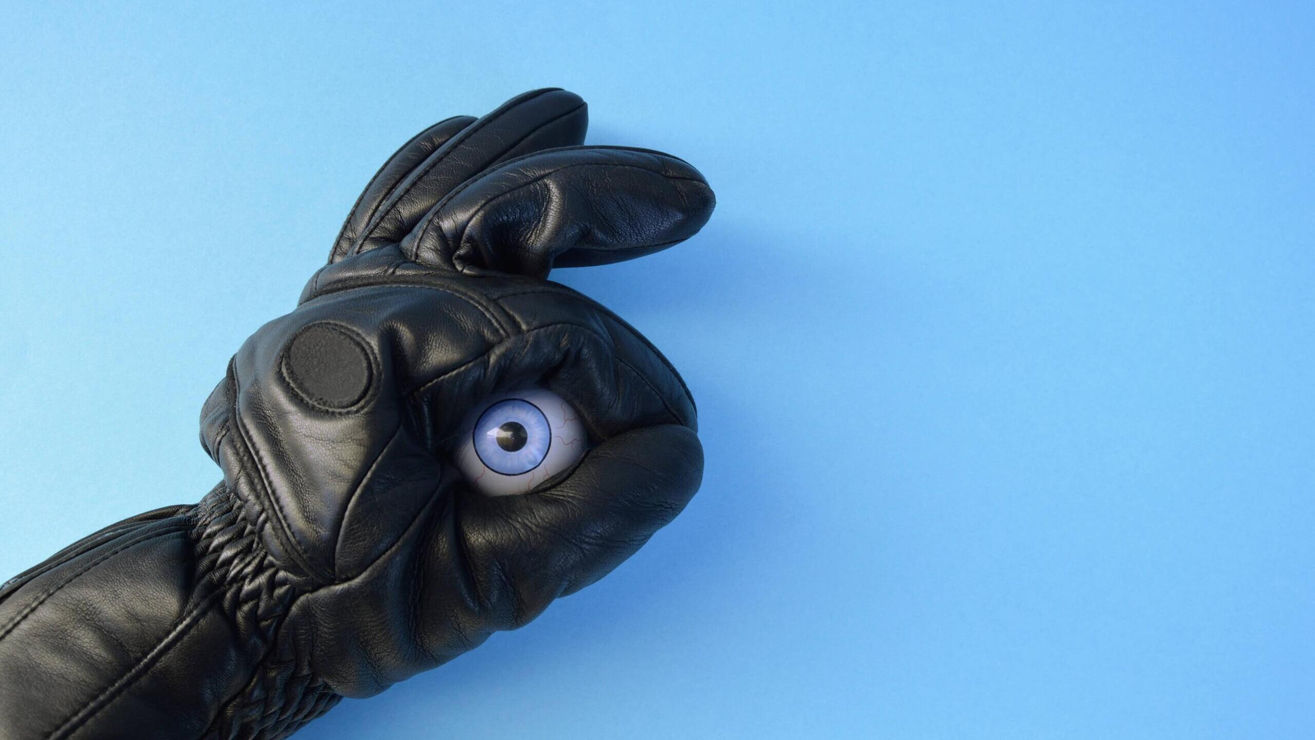 Lederhandschuh hält ein Glasauge